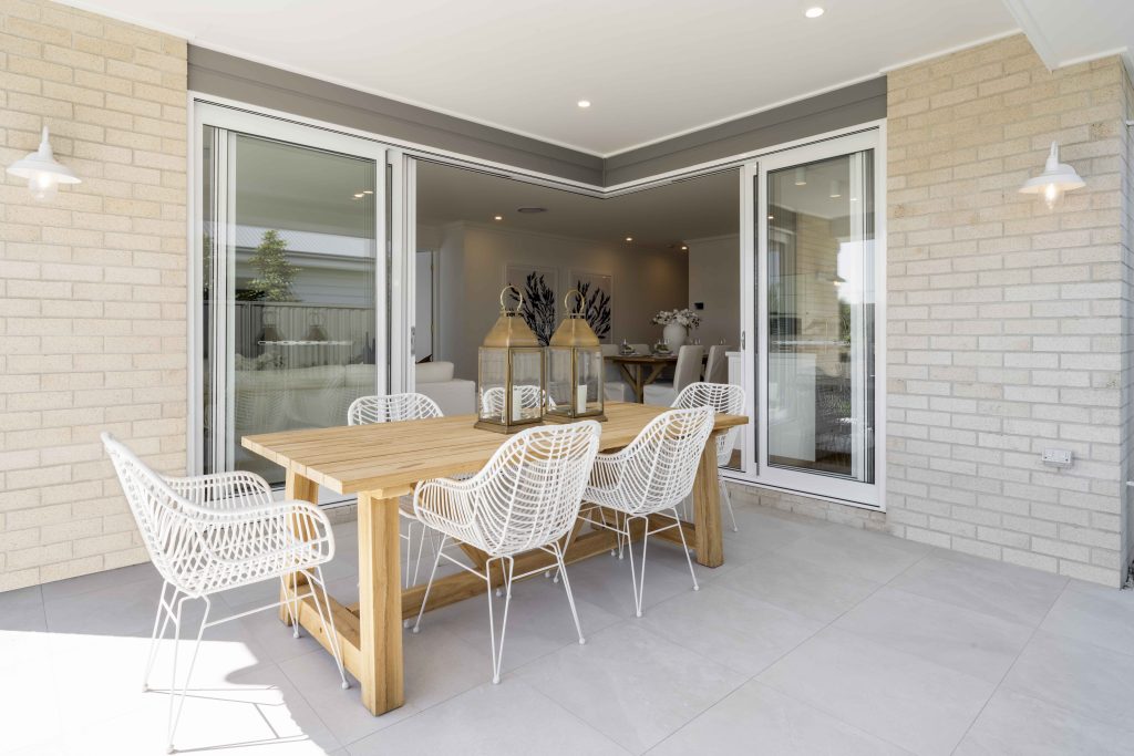 <u><a href="https://www.montgomeryhomes.com.au/display-home/avalon-2-249-display-home/">Avalon 249 Display Home in Lochinvar</a></u>